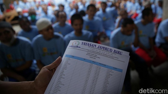 Disdukcapil menggelar perekaman biometrik pada proses pembuatan e-KTP di Yayasan Jamrud Biru di Bekasi, Jawa Barat.