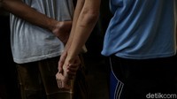 Di lahan seluas sekitar 800 meter itu berdiri bangunan yang menampung 136 orang pasien dengan gangguan kejiwaan. Pasien di Jamrud Biru rata-rata memiliki gangguan skizofrenia hingga halusinasi. 
