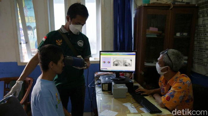 Disdukcapil menggelar perekaman biometrik pada proses pembuatan e-KTP di Yayasan Jamrud Biru di Bekasi, Jawa Barat.