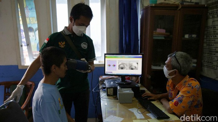 Suasana Perekaman Biometrik e-KTP Pasien ODGJ Disdukcapil menggelar perekaman biometrik pada proses pembuatan e-KTP di Yayasan Jamrud Biru di Bekasi, Jawa Barat.