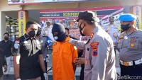 Pelaku merupakan anak sulung dari empat bersaudara. Sebagai anak sulung, pelaku disebut sehari-hari merupakan anak yang pendiam dan sering membantu ibunya menjual bubur.