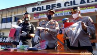 Dari keterangan saksi, lanjut Leganek, tetangga sempat mendengar teriakan dari rumah korban saat kejadian. Korban juga sempat melawan tapi tak berdaya dengan serangan anak kandungnya itu. Diberitakan sebelumnya, polisi telah mengungkap korban akhirnya tewas setelah kehilangan banyak daerah akibat luka parah di lehernya. Para tetangga juga mengaku kaget dengan kasus sadis ini. Sebab sehari-hari pelaku dikenal pendiam dan tak terlihat tanda-tanda stres atau depresi.