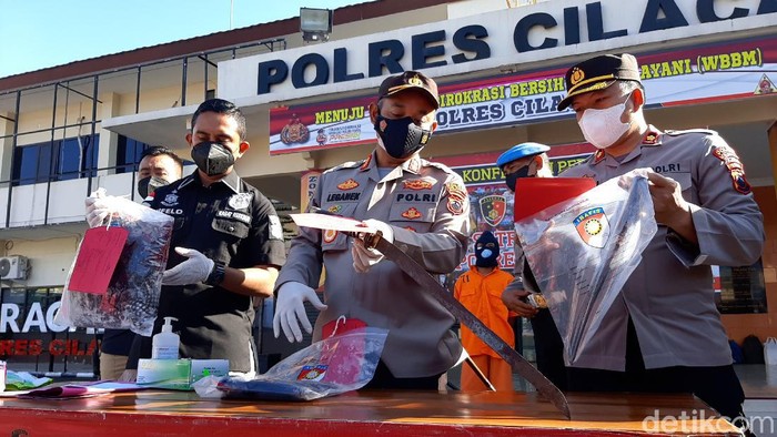Tampang Pelaku Pembunuh Ibu Kandung di Cilacap Seorang ibu penjual bubur di Kabupaten Cilacap, Jawa Tengah dibunuh oleh anak kandungnya sendiri, kemarin. Ini foto-foto tersangka usai diringkus polisi.