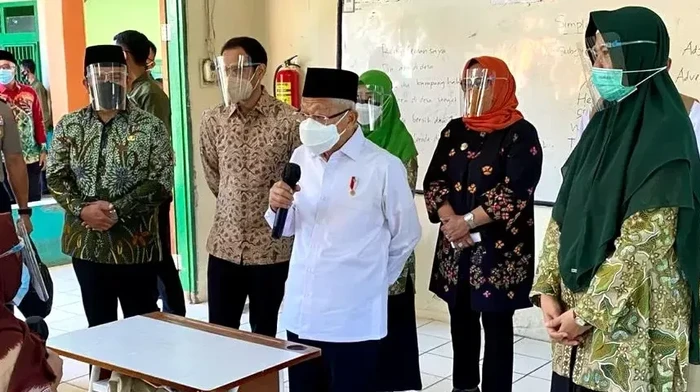 Wakil Presiden Ma’ruf Amin kembali meninjau pelaksanaan pembelajaran tatap muka (PTM) terbatas ke sekolah, Kamis (9/9). Terbaru, Maruf mengunjungi SMP Negeri 1 Citeureup dan meninjau pelaksanaan vaksinasi COVID-19 di SMK Kesehatan Annisa di Bogor.