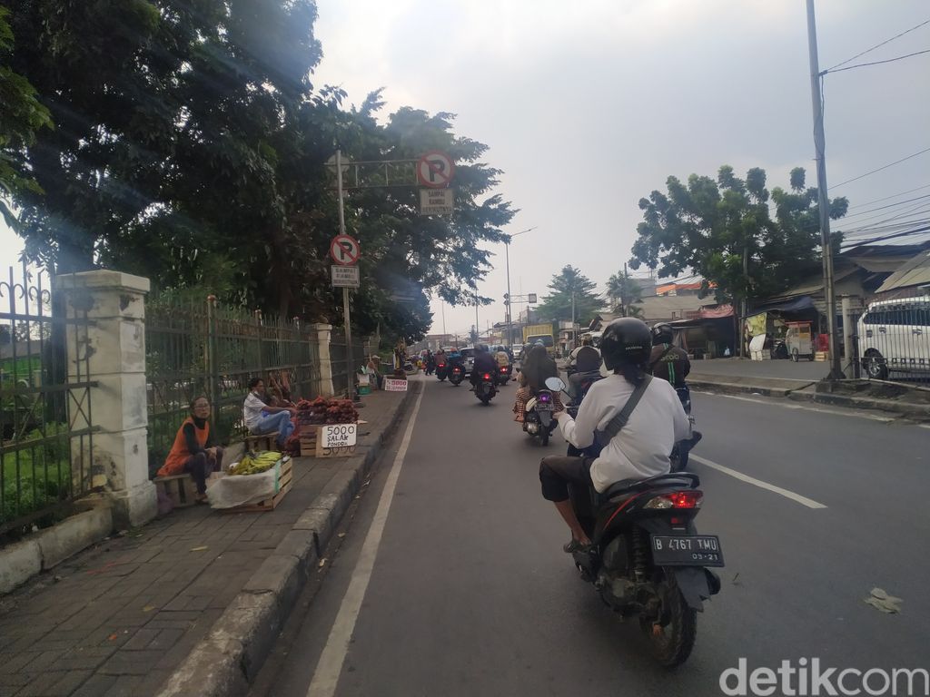 Trotoar depan Pasar Induk Kramat Jati, Jakarta Timur, 9 September 2021. (Athika Rahma/detikcom)