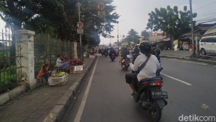 Trotoar depan Pasar Induk Kramat Jati, Jakarta Timur, 9 September 2021. (Athika Rahma/detikcom)