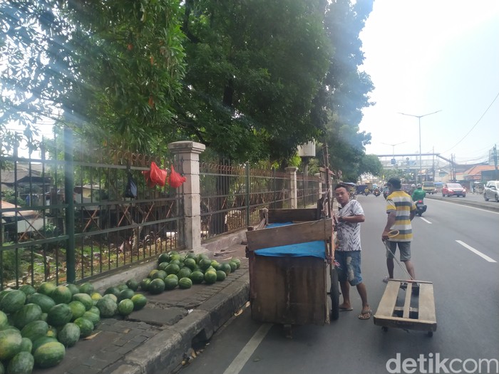 Trotoar depan Pasar Induk Kramat Jati, Jakarta Timur, 9 September 2021. (Athika Rahma/detikcom)