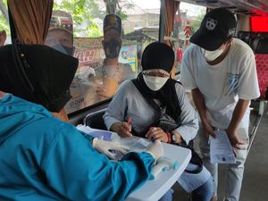 Mobil Vaksin Keliling Jangkau Warga Surabaya hingga Pelosok, Simak Jadwalnya Yuk