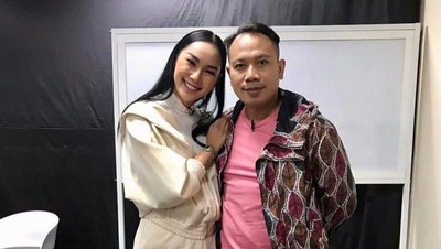 Momen Romantis Vicky Prasetyo dan Kalina Saat Makan Nasi Tumpeng