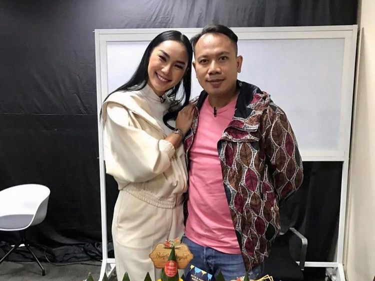 Momen Romantis Vicky Prasetyo dan Kalina Saat Makan Nasi Tumpeng