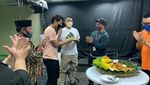Momen Romantis Vicky Prasetyo dan Kalina Saat Makan Nasi Tumpeng