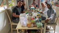 Sebelum menikah, Vicky menyempatkan makan bersama keluarga Kalina. Tampak sederhana mereka menikmati makanan rumahan. Foto: Instagram @vickyprasetyo777