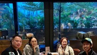 Bersama beberapa teman, Vicky dan Kalina tampak seru makan di sebuah restoran. Tak hanya makan, mereka juga santai menikmati kopi dan teh. Foto: Instagram @vickyprasetyo777