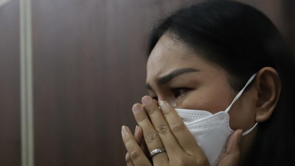 Isak Tangis Kalina Oktarani Dengar Vicky Prasetyo Divonis 4 Bulan Penjara