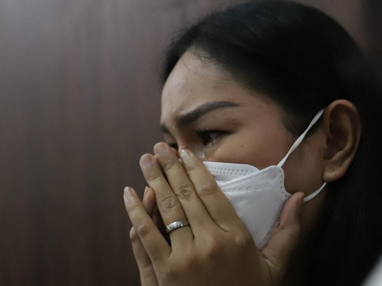Isak Tangis Kalina Oktarani Dengar Vicky Prasetyo Divonis 4 Bulan Penjara