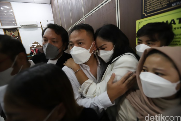 Vicky Prasetyo dan Kalina Oktarani Presenter Vicky Prasetyo saat menjalani sidang vonis di Pengadilan Negeri Jakarta Selatan, Jakarta, Kamis, (9/9). Vicky Prasetyo dinyatakan bersalah dan di vonis 4 bulan penjara.