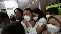 Vicky Prasetyo memeluk Kalina Oktarani setelah sidang vonis digelar. Foto: Palevi/detikHOT