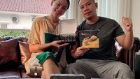 Vicky diketahui sedang berdiet. Agar berat badannya cepat turun, Vicky direkomendasikan oleh sang istri untuk mengonsumsi suplemen diet yang sehat. Foto: Instagram @vickyprasetyo777