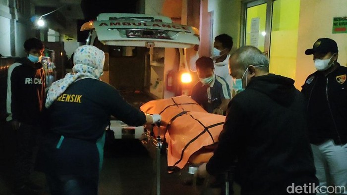 Wanita Asal Garut Tewas Dibunuh Suami Sendiri Seorang wanita inisial Mn (25) asal Garut tewas bersimbah darah di rumahnya. Belakangan diketahui, pelaku pembunuhan tak lain adalah suaminya sendiri.
Peristiwa itu terjadi di Kampung Cibingbin, Desa Cirapuhan, Kecamatan Selaawi, Garut, Rabu (8/9/2021) sore.