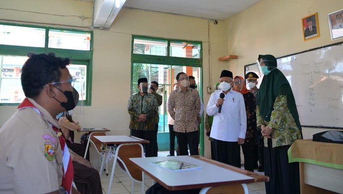 Wapres Maruf Amin Tinjau Vaksinasi dan Pembelajaran Tatap Muka (dok. Setwapres)