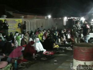 Momen Warga Gelar Doa Bersama di TKP Pembunuhan Ibu-Anak di Subang