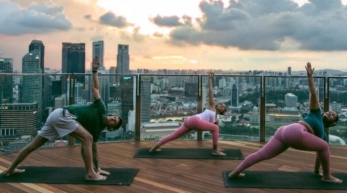 Singapura mungkin dikenal sebagai kota kosmopolitan yang ramai, tapi yang banyak orang tidak tahu bahwa selain kuliner, belanja, dan hiburan, Singapura juga menawarkan sebuah konsep urban wellness, sebuah pilihan gaya hidup sehat di Singapura. Kota modern yang terkenal sebagai pusat bisnis ini, juga menawarkan berbagai aktivitas dan fasilitas yang menunjang gaya hidup sehat untuk fisik dan mental. Kelas olahraga yang menarik, spa, restoran, dan hotel yang mendukung pemulihan fisik dan pengalaman holistis