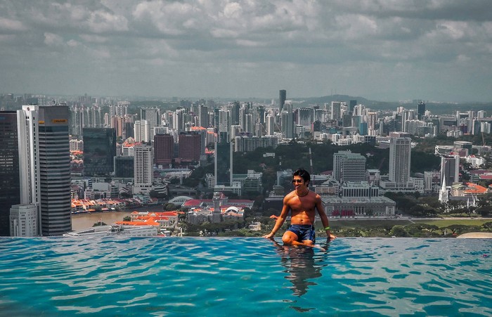 Wisata Kesehatan Singapura Singapura mungkin dikenal sebagai kota kosmopolitan yang ramai, tapi yang banyak orang tidak tahu bahwa selain kuliner, belanja, dan hiburan, Singapura juga menawarkan sebuah konsep urban wellness, sebuah pilihan gaya hidup sehat di Singapura. Kota modern yang terkenal sebagai pusat bisnis ini, juga menawarkan berbagai aktivitas dan fasilitas yang menunjang gaya hidup sehat untuk fisik dan mental. Kelas olahraga yang menarik, spa, restoran, dan hotel yang mendukung pemulihan fisik dan pengalaman holistis