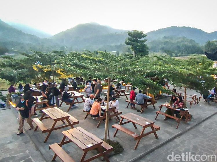 Potret Nongkrong With A View di Kulon Progo