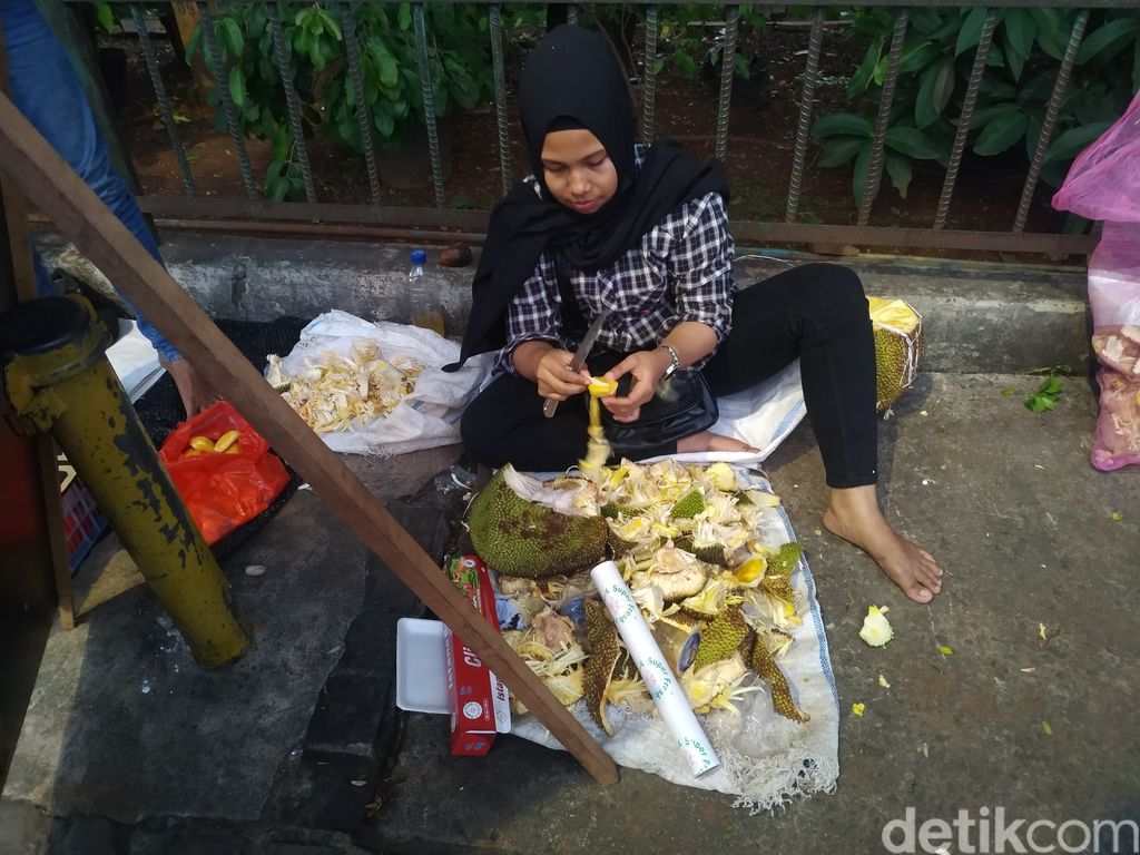Yuni pedagang buah di trotoar depan Pasar Induk Kramat Jati, 9 September 2021. (Athika Rahma/detikcom)