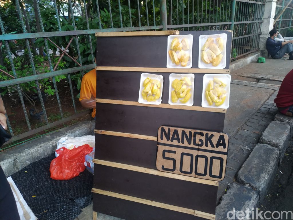 Yuni pedagang buah di trotoar depan Pasar Induk Kramat Jati, 9 September 2021. (Athika Rahma/detikcom)