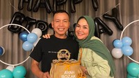 Wah! Perayaan ulang tahun Ayah Rojak istimewa banget ini. Di hotel bintang 5, ia mendapat kejutan manis termasuk cake bertuliskan namanya.
