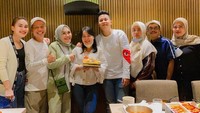  Cantiknya kue ulang tahun buat Syifa! Di keterangan fotopun, Umi Kalsum memberikan doa terindah untuk anak keduanya ini.