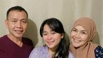 10 Potret Kompak Umi Kalsum dan Ayah Rojak Saat Makan Bareng Keluarga