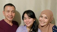 Ketika anak kedua mereka, Syifa, ulang tahun, Umi Kalsum dan Ayah Rojak juga menyiapkan surprise. Mereka memberikan cake saat perayaan ulang tahun di restoran shabu-shabu.