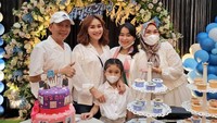 Perayaan ulang tahun anak pertamanya ini begitu meriah. Bahkan ada cake bertingkat, cupcake, hingga minuman yang dihiasi wajah Ayu Ting Ting. Seru ya?