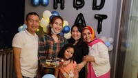 Umi Kalsum eksis di Instagram dengan 2,5 juta followers. Ia sering memamerkan kekompakan keluarganya saat kulineran, termasuk ketika merayakan hari ulang tahun Ayu Ting Ting.