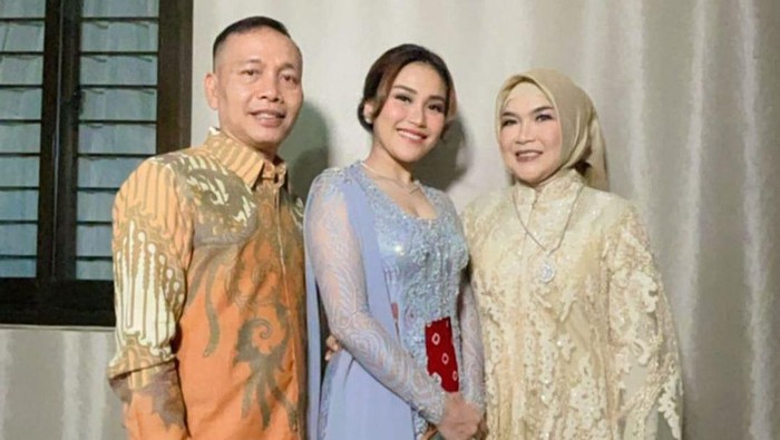 10 Potret Kompak Umi Kalsum dan Ayah Rojak Saat Makan Bareng Keluarga 10 Potret Kompak Umi Kalsum dan Ayah Rojak Saat Makan Bareng Keluarga