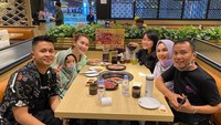 Selalu bersama ❤️❤️ nak semangat buat malam ini y sukses, tulis Umi Kalsum di keterangan foto. Mereka tampak sedang menikmati yakiniku yang lezat.