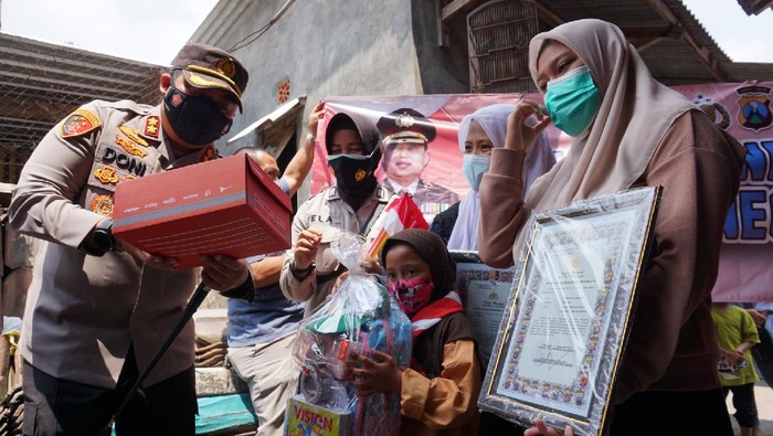 280 Pelajar Korban Covid-19 di Mojokerto Dapat Seragam Sekolah Gratis