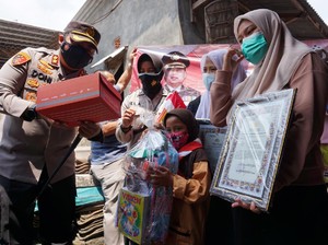 280 Pelajar Korban COVID-19 Mojokerto Dapat Seragam Sekolah Gratis