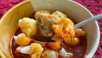 Rasa baso aci punya Ivan Gunawan lah yang paling spesial. Ketika digigit, tekstur daging sapi dengan tambahan rawit di dalamnya cukup terasa. Jika kedua baso sebelumnya tekstur dagingnya tidak terasa, kalau baso aci Mak Igun isian daging dan tulang rangunya cukup royal. Paduan rasanya juga pas, antara gurih pedas jadi satu. Foto: detikFood