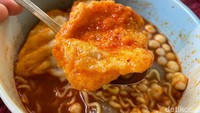Jika dibandingkan ketiganya, sulit untuk menentukan mana yang paling enak. Karena setiap orang memiliki selera masing-masing. Tapi ketiga baso aci ini unggul dengan ciri khas mereka. Foto: detikFood