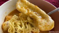 Tekstur baso aci punya Atta Halilintar cukup kenyal, dengan isian polos. Rasa gurih dan sedapnya baru keluar, ketika baso aci dimakan dengan batagor lidah, dan tambahan mie serta siomaynya. Baso aci punya Atta ini cocok bagi orang-orang yang tidak terlalu suka rasa pedas. Foto: detikFood