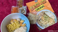  Ini Baso Aci Ashiaap milik Atta Halilintar yang lebih dulu berkiprah di dunia baso aci seleb. Satu porsi baso aci originalnya dihargai Rp 16.250, sementara varian baso aci rasa seblaknya sekitar Rp 15.000 saja. Foto: detikFood