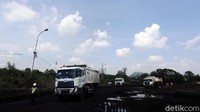 Tim detikcom pun berkesempatan mengunjungi proses penambangan batu bara di Tanjung Enim milik PTBA. Terlihat kawasan perbukitan yang di di tengahnya berwarna hitam pekat dari batu bara. Lalu ada juga lalu lalang mobil truk pengangkut batu bara.  