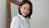 Senyum manis Ahn Eun Jin saat melakukan pemotretan endrosement. (Foto: dok. Instagram @eunjin___a) 