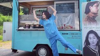 Ketika menerima food truck sebagai dukungan dari rekannya, dia pun tidak malu-malu berpose gila-gilaan. (Foto: dok. Instagram @eunjin___a) 
