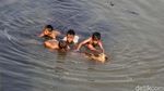 Air BKT Berbusa, Anak-anak Ini Cuek Berenang