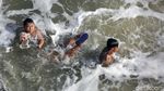 Air BKT Berbusa, Anak-anak Ini Cuek Berenang