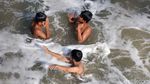Air BKT Berbusa, Anak-anak Ini Cuek Berenang
